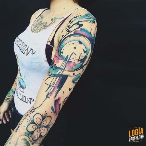 tatuaje-brazo-trazos-pinceladas-flor-color-logia-barcelona-damsceno   